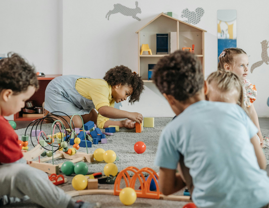 🌱 5 astuces pour encourager l’autonomie chez les tout-petits (dès 1 an)
