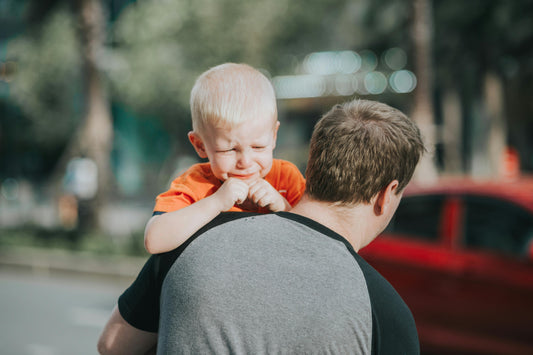 10 astuces pour gérer les crises de bébé en public (sans stresser)