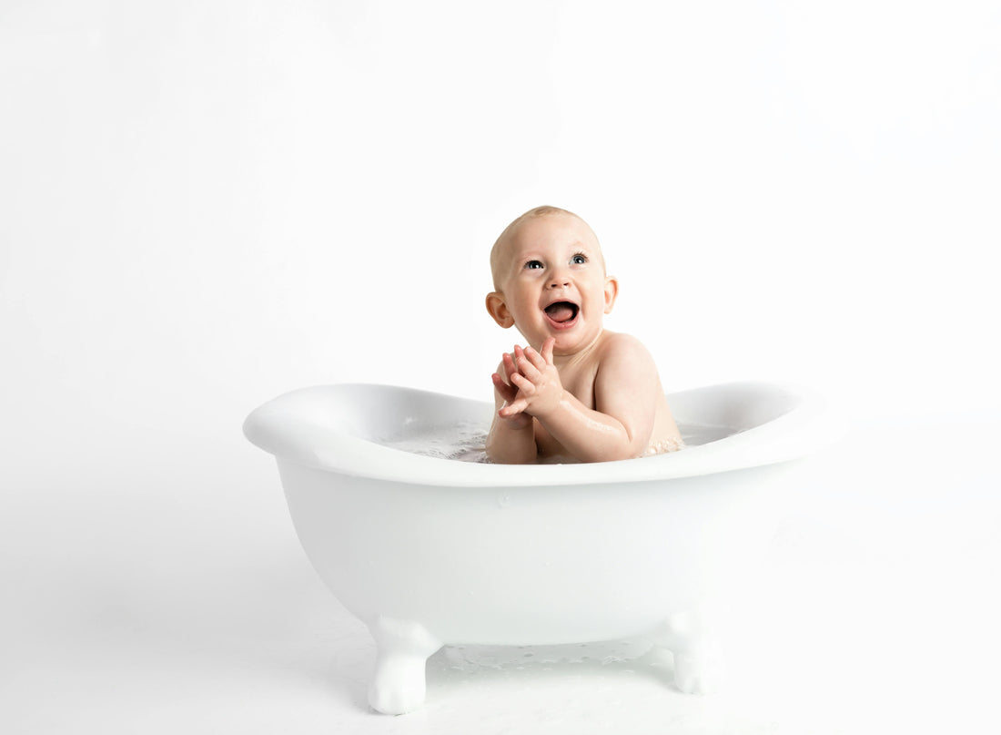 Les indispensables pour un bain bébé sans stress (et avec des éclats de rire)