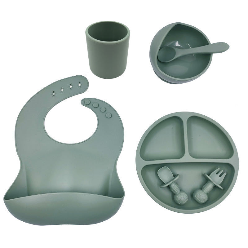 Set de vaisselle bébé en silicone – Bavoir, tasse, cuillère & fourchette (6 mois et +)