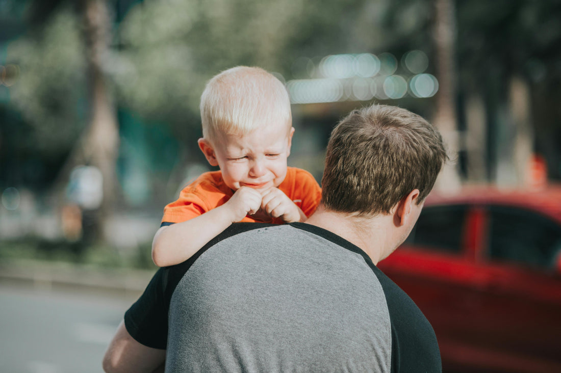 10 astuces pour gérer les crises de bébé en public (sans stresser)